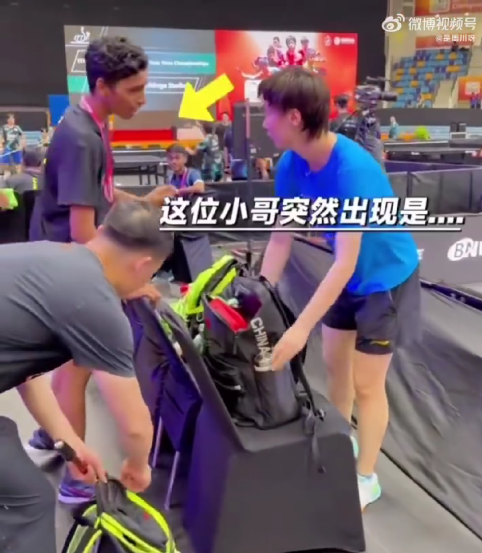 击败孙颖莎, 和曼昱合影, om 击败孙颖莎, 和曼昱合影, om